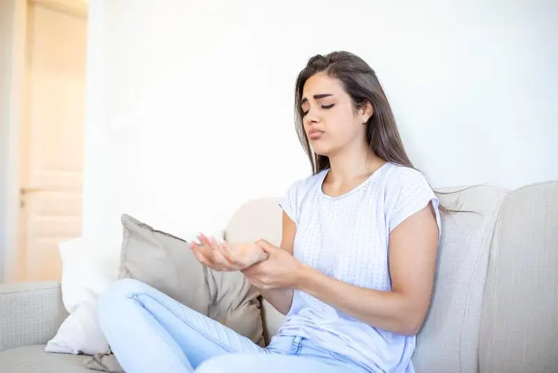 Numbness in Hands and Feet: Common Causes, Warning Signs and When to Act